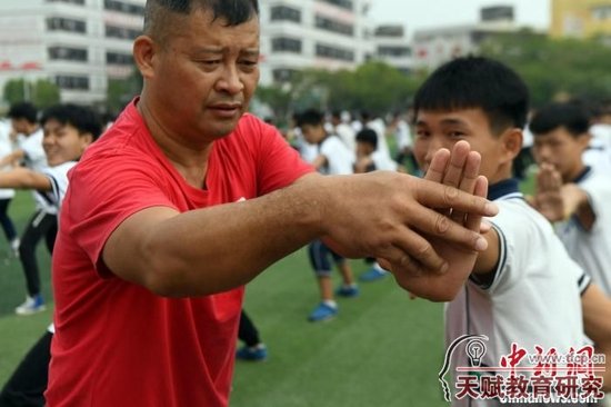 圖為羅夏糾正學(xué)生練習(xí)十八路荘動(dòng)作?！∈Y雪林 攝